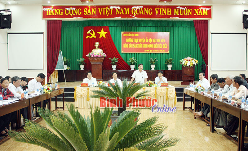 Lãnh đạo huyện Lộc Ninh trao đổi với nông dân sản xuất giỏi tại hội nghị