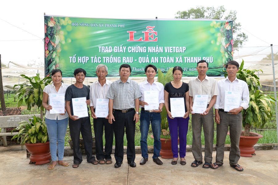 Lễ trao giấy chứng nhận VietGAP cho những hội viên tổ hợp tác