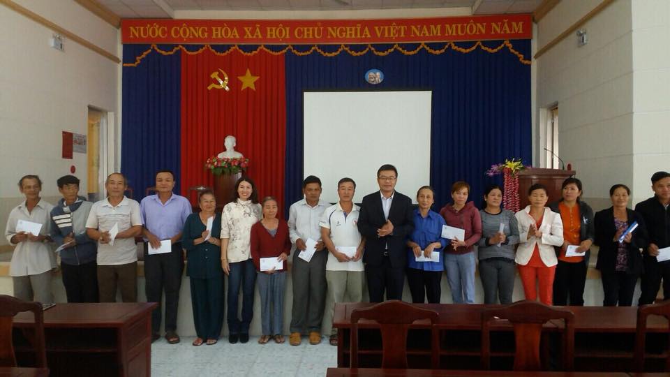 Đ/c Đào Thị Lanh - Chủ tịch HND tỉnh trao quà tết cho hội viên nông dân nghèo