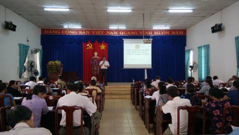 Đ/c Lê Khắc Nguyên - Phó chủ tịch HND tỉnh tuyên truyền cho hội viên nông dân