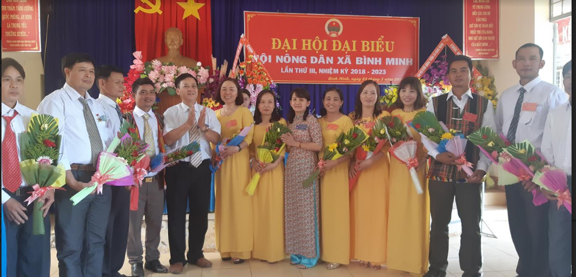 Lãnh đạo Hội Nông dân huyện và lãnh đạo xã chúc mừng Ban chấp hành Hội Nông dân xã nhiệm kỳ 2018 – 2023