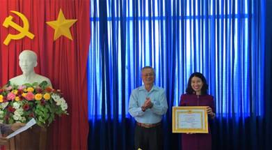Đồng chí Nguyễn Văn Chơ - BT Chi bộ trao khen thưởng  cho đảng viên hoàn thành xuất sắc nhiệm vụ 2017