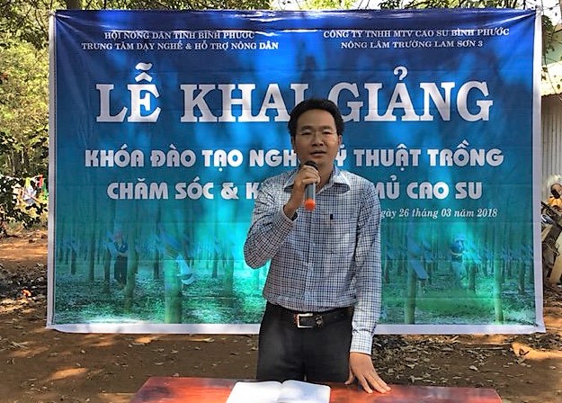 Ông Nguyễn Văn Giang - Giám đốc TT Dạy nghề và Hỗ trợ Nông dân phát biểu tại lễ khai giảng lớp dạy nghề