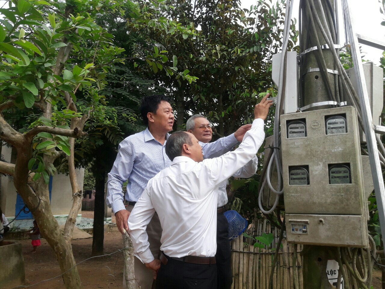 Đ/c Nguyễn Văn Chơ - Phó chủ tịch HND tỉnh đóng cầu giao điện  khai trương công trình