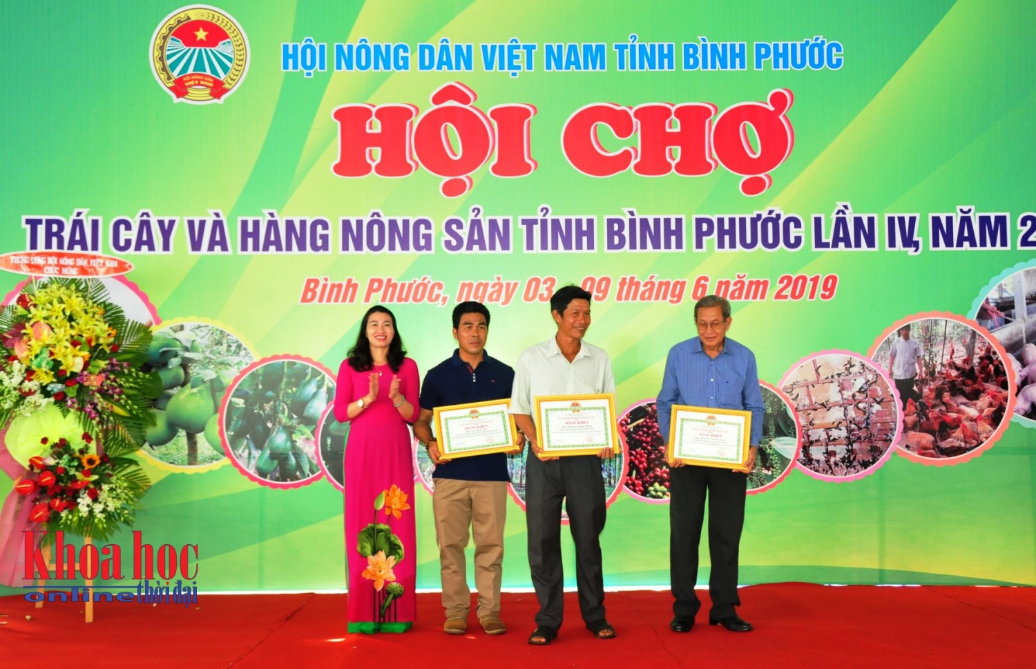 Chủ tịch hội Nông dân tỉnh Đào Thị Lanh trao Bằng khen của Tỉnh Hội cho các đơn vị có gian hàng đẹp đa dạng