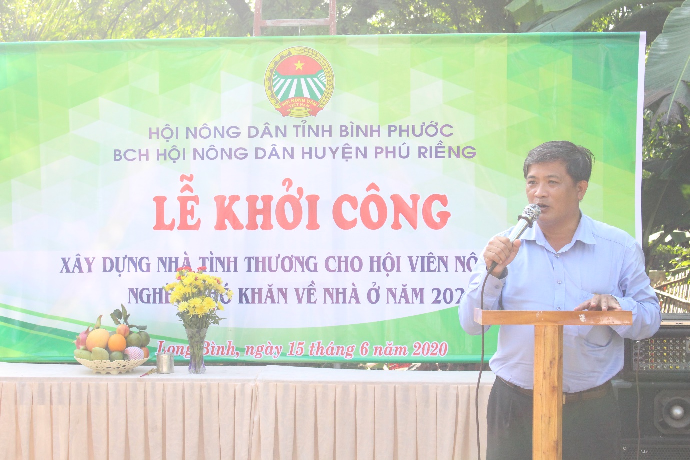 Ông Nguyễn Quang Tích- HUV, Chủ tịch Hội Nông dân, Phó trưởng Khối vận huyện Phú Riềng phát biểu tại lễ khởi công