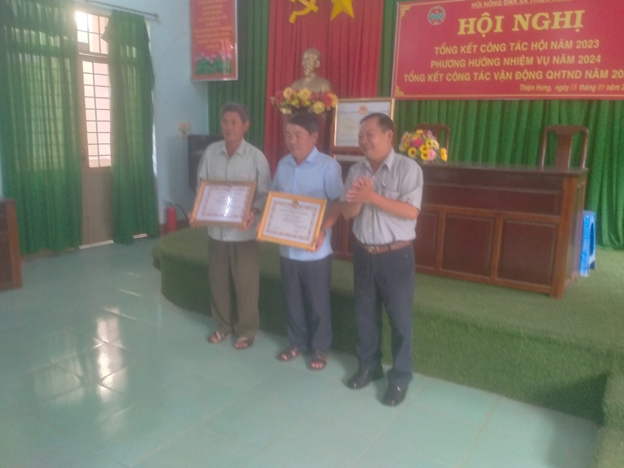Đ/c Mai Văn Sang, HUV - Chủ tịch HND huyện trao khen thưởng cho tập thể và cá nhân hoàn thành xuất sắc năm 2023