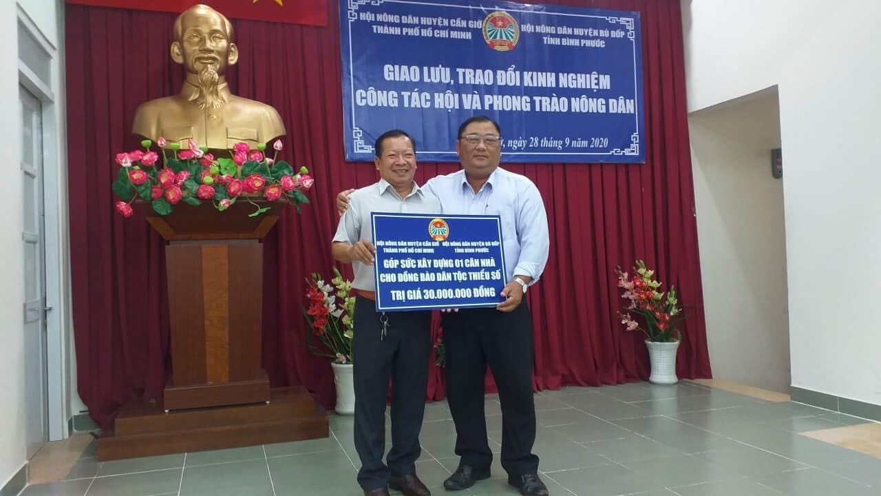 HND huyện Cần Giờ (TP.HCM) trao tặng phần quà góp phần xây dựng nhà tình thương cho HND huyện Bù Đốp