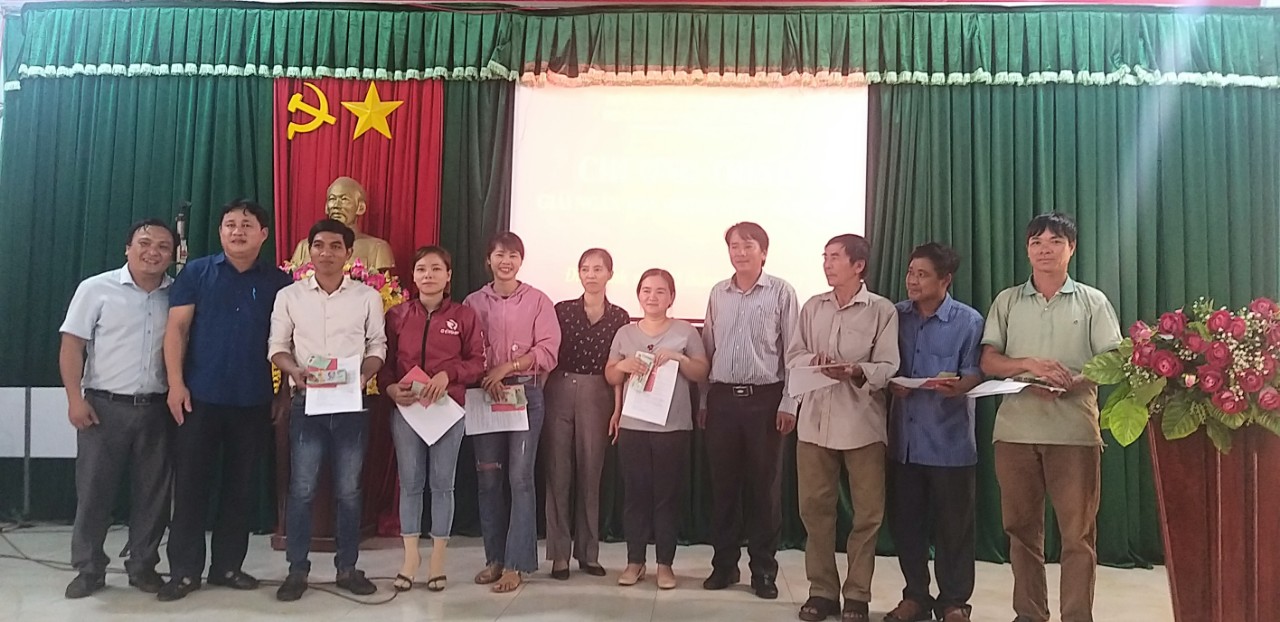 Đ/c Trần Thị Hồng – UVBTV HND Phụ trách Quỹ Hỗ trợ Nông dân bàn giao vốn cho HVND
