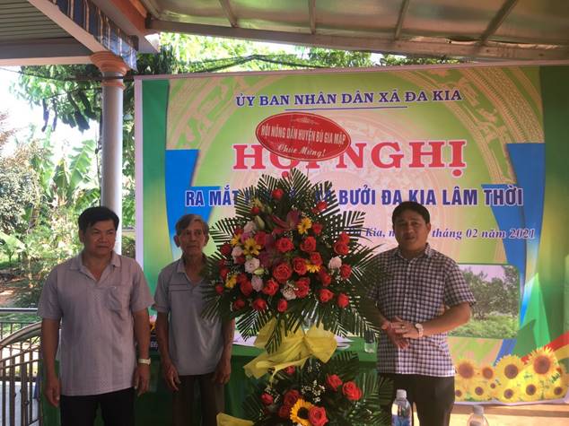 Đồng chí Nguyễn Tấn Lực – HUV, CT Hội Nông dân huyện  tặng hoa chúc mừng Hội nghị