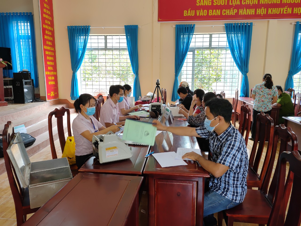 cán bộ NHCSXH huyện Đồng Phú giải ngân nguồn vốn Nước sạch và vệ sinh môi trường cho người dân tại xã Tân Hưng