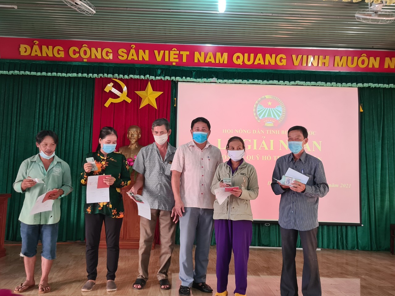 Nguyễn Tấn Lực – HUV, Chủ tịch Hội Nông dân huyện trao vốn cho hội viên nông dân