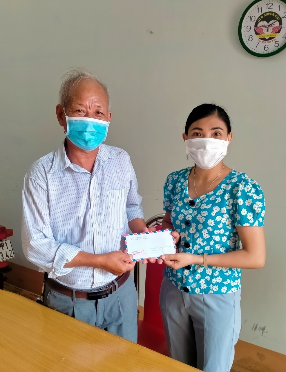 Hội viên nông dân xã Phú Riềng ủng hộ công tác phòng chống dịch Covid - 19