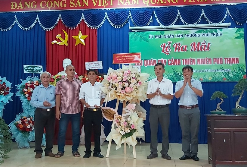 lãnh đạo phường Phú Thịnh tặng hoa chúc mừng buổi lễ