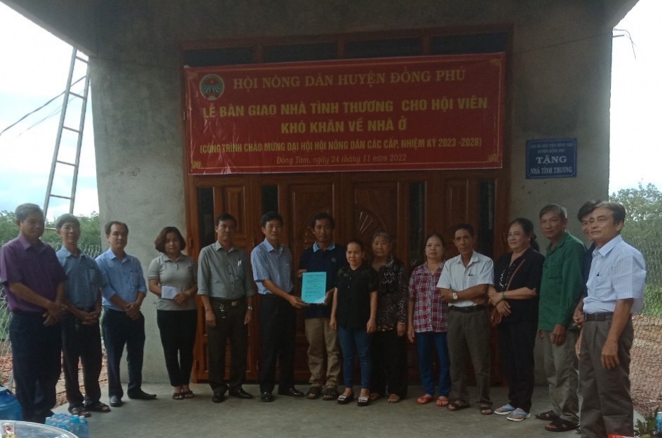 Đồng chí Phạm Văn Giới   Phó Chủ tịch HND huyện trao Quyết định tặng nhà tình thương cho hội viên