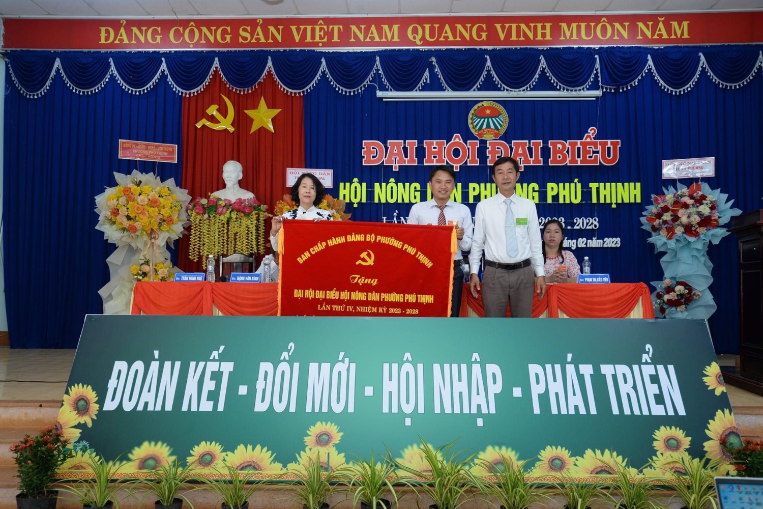 Đồng chí Phạm Ngọc Thành - Bí Thư Đảng ủy tặng bức trướng cho Đại hội