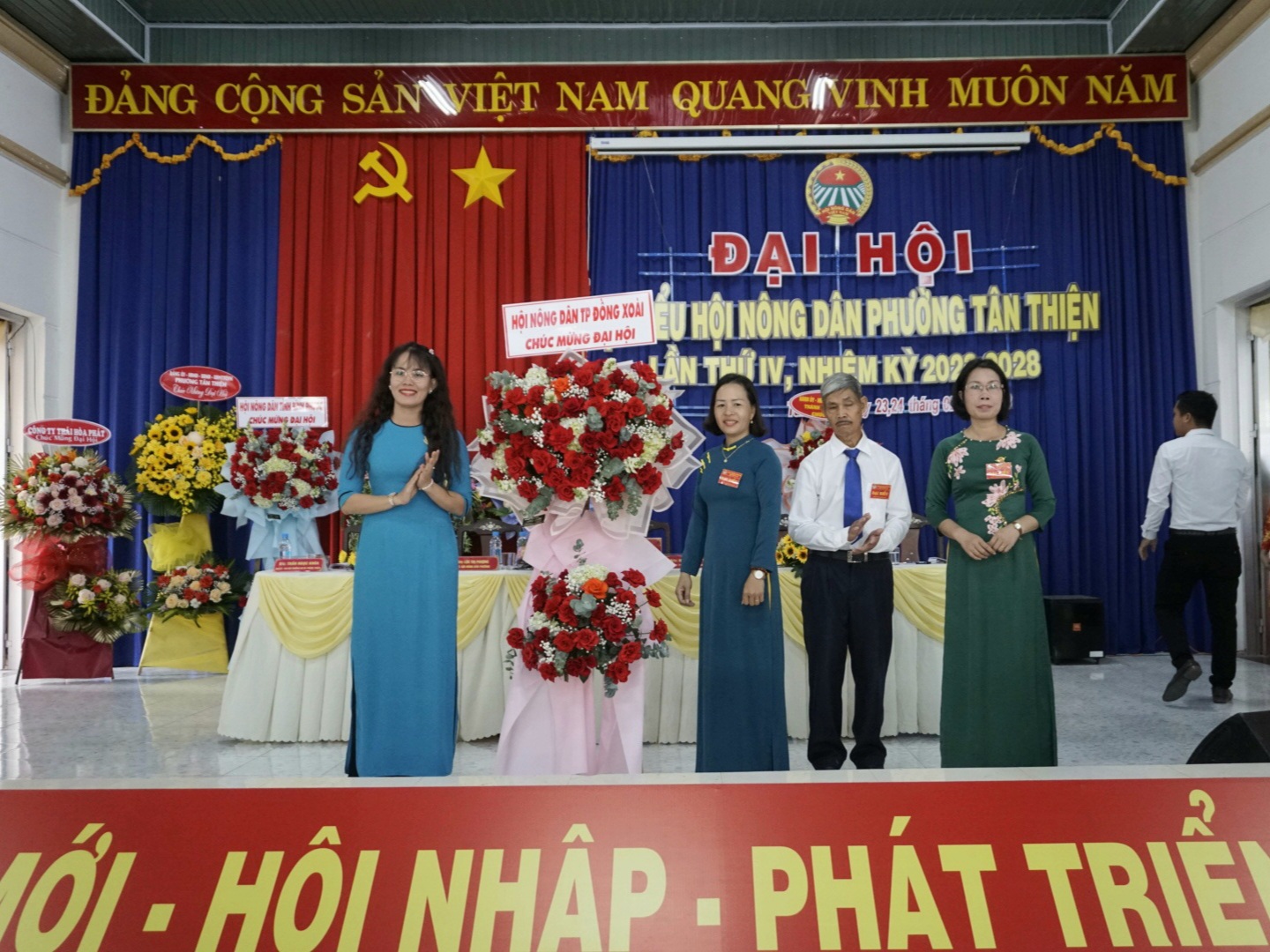 Đồng chí Phạm Thị Yến Linh - Chủ tịch Hội Nông dân thành phố Đồng Xoài tặng hoa chúc mừng Đại hội