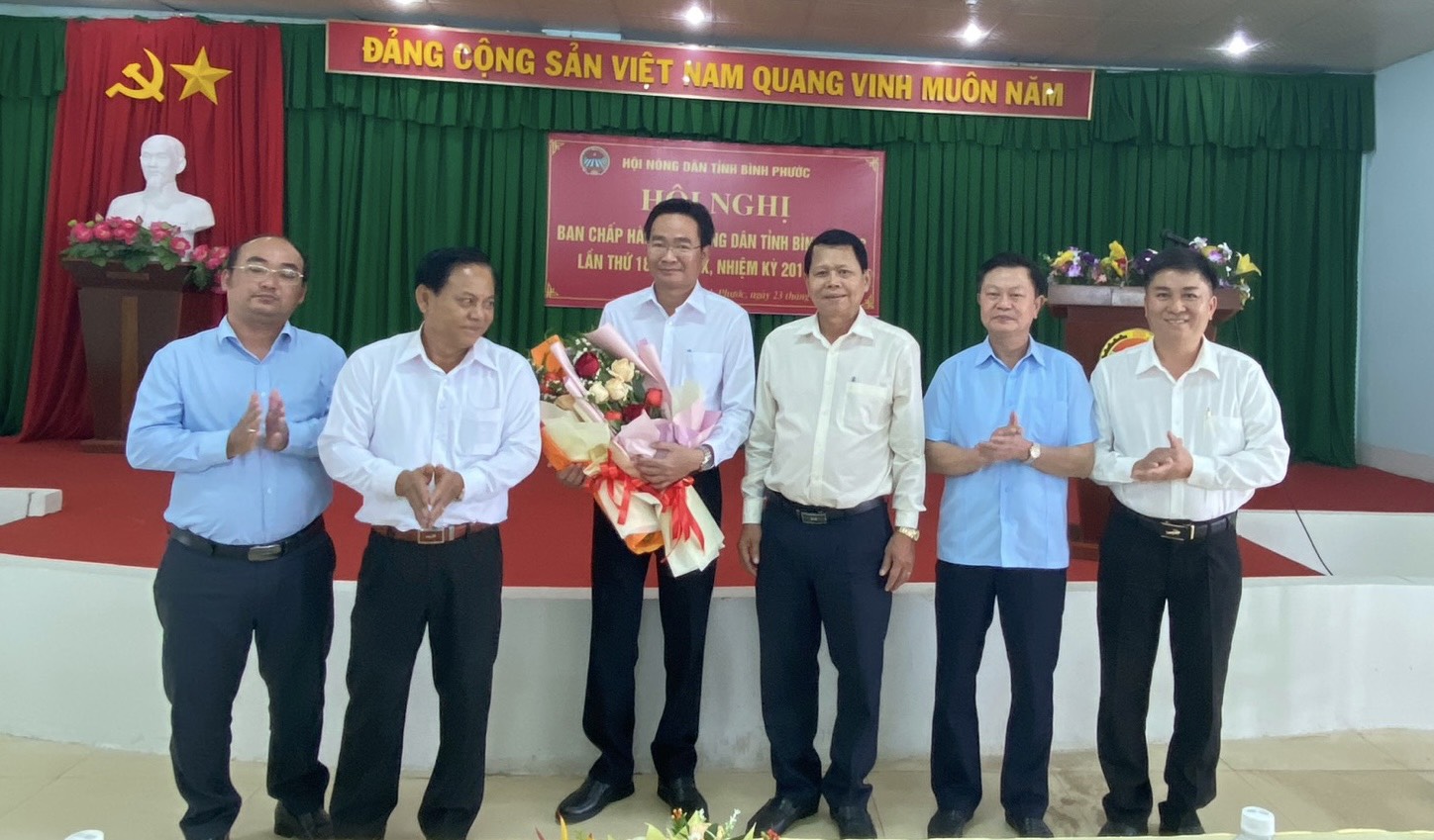 lãnh đạo Trung ương Hội Nông dân Việt Nam và HND tỉnh Bình Phước tặng hoa chúc mừng đồng chí Nguyễn Văn Giang