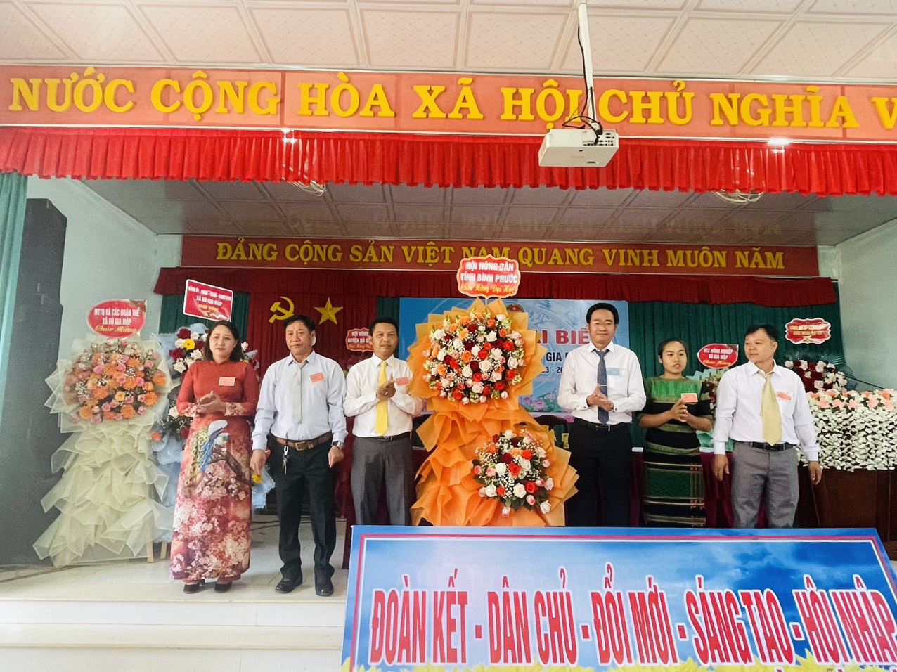 Đ/c Nguyễn Văn Giang - Phó Chủ tịch HND tỉnh tặng hoa chúc mừng Đại hội