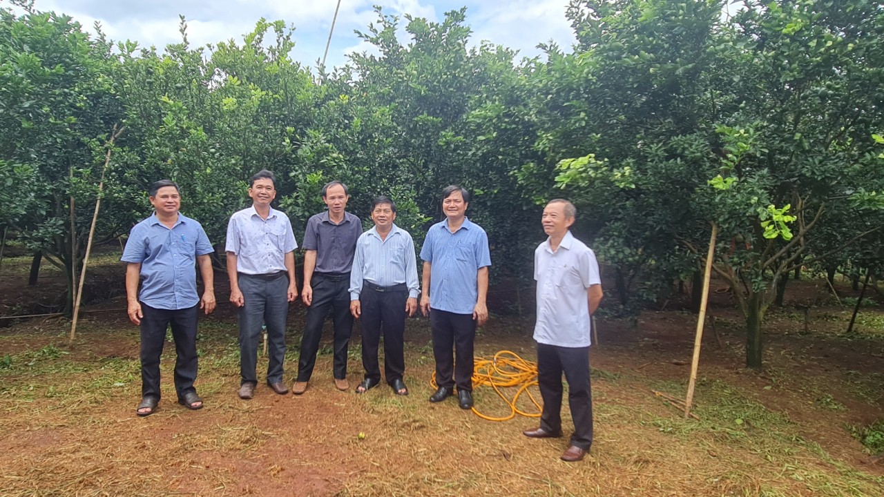 Thường trực HND huyện và lãnh đạo xã Lộc Thành chụp hình lưu niệm tại Hợp tác xã cây ăn trái Tà Thiết - Lộc Thành,