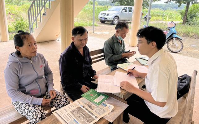 Cán bộ NHCSXH huyện kiểm tra việc sử dụng vốn của hộ vay ở ấp Thuận Tân, xã Thuận Lợi