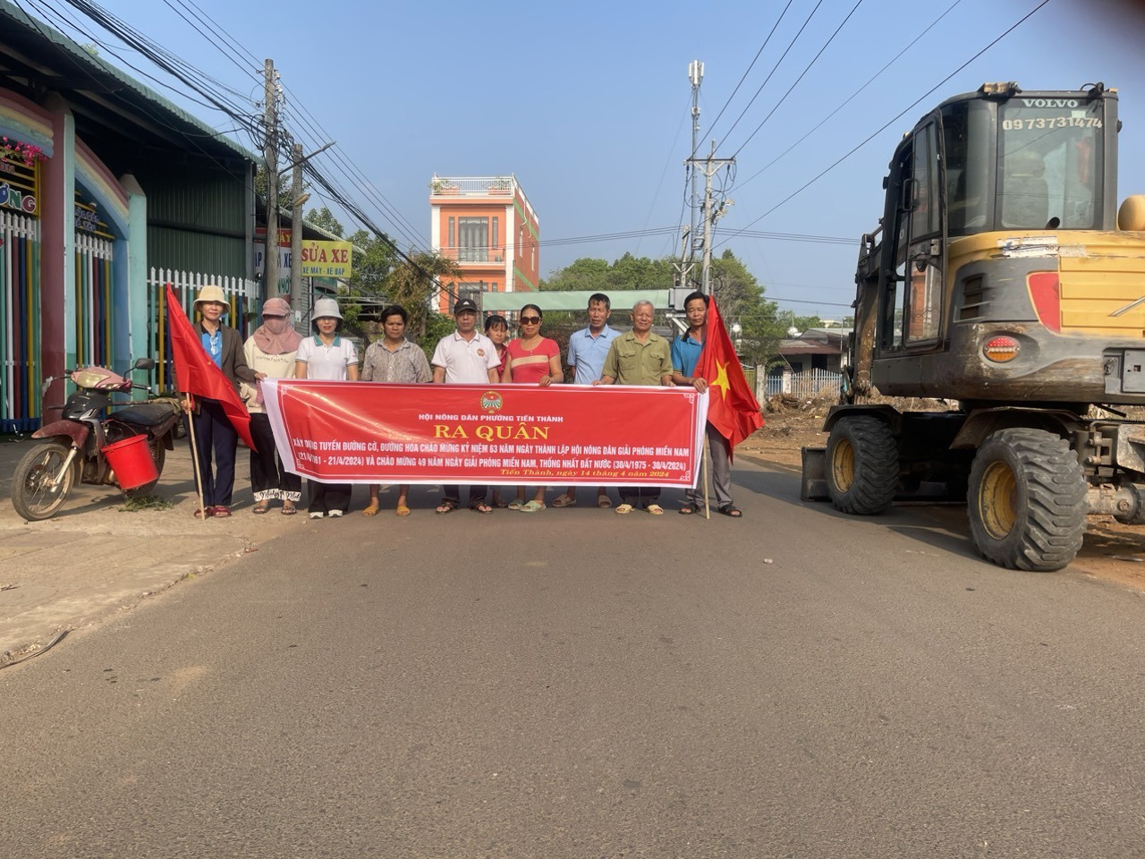 Hội viên nông dân phường Tiến Thành ra quân xây dựng tuyến đường hoa kết hợp đường cờ Tổ quốc