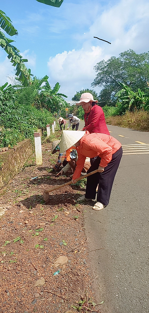 Hội viên nông dân ấp Tân Trạch – xã Phước Thiện trồng hoa và cỏ lạc