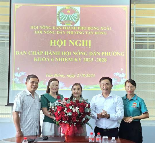 Đồng chi Đoàn Thị Tuấn Linh nhận hoa chúc mừng