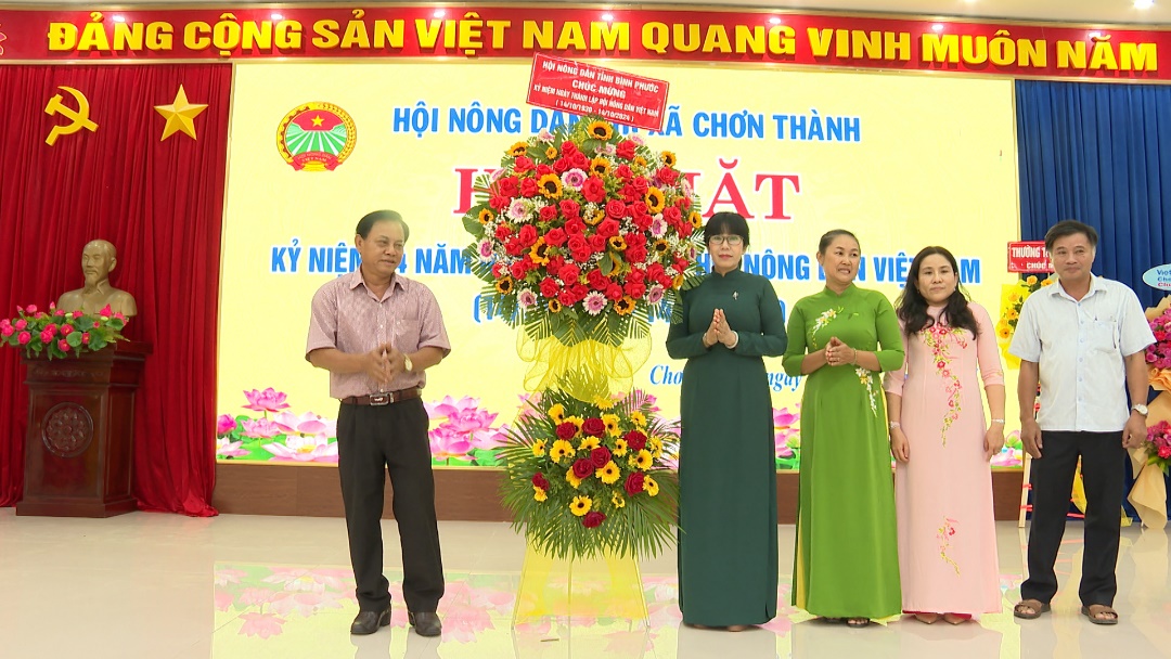 Ông Trần Văn Vinh - Tỉnh ủy viên - Chủ tịch Hội Nông dân tỉnh tặng hoa chúc mừng Hội Nông dân thị xã Chơn Thành