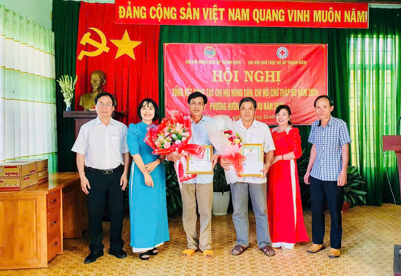 Đ/c Đỗ Văn Quang - Phó chủ tịch Hội Nông dân huyện; Đ/c Hoàng Văn Lợi - Bí thư Đảng uỷ chụp hình lưu niệm cùng Ban Chủ nhiệm Tổ hội nghề nghiệp chăn nuôi bò sinh sản ấp Thạnh Biên