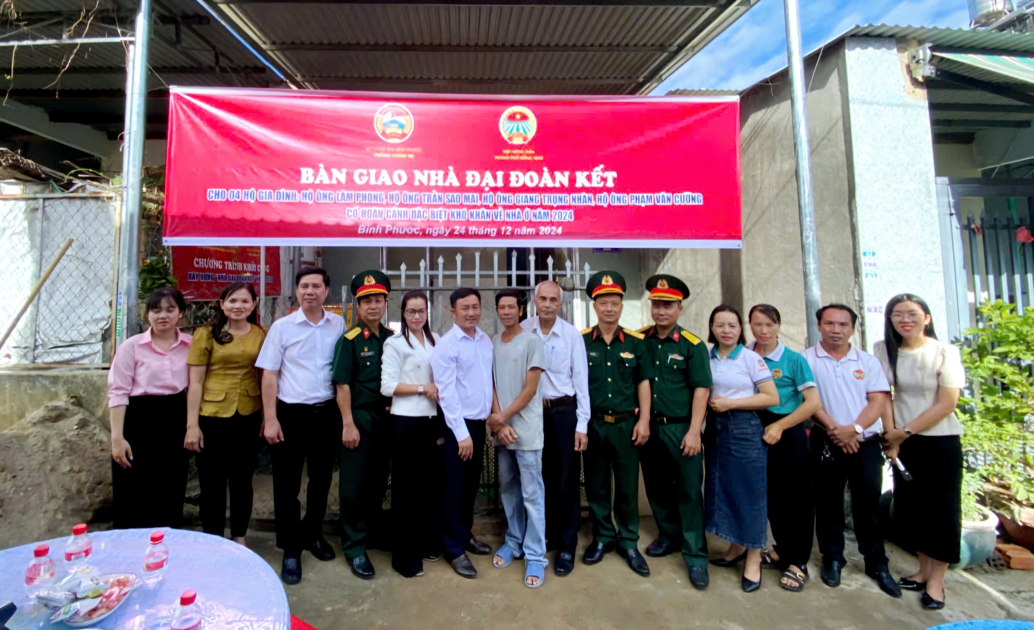 Toàn cảnh chương trình bàn giao nhà Đại đoàn kết cho gia đình hội viên Phạm Văn Cường, chi Hội Nông dân khu phố Tân Xuân