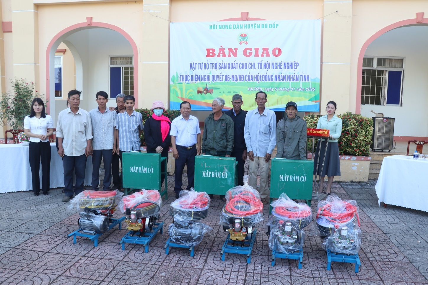 Lãnh đạo Hội Nông dân huyện và lãnh đạo Ban Dân vận huyện uỷ trao máy phun thuốc và tưới nướx cho hội viên