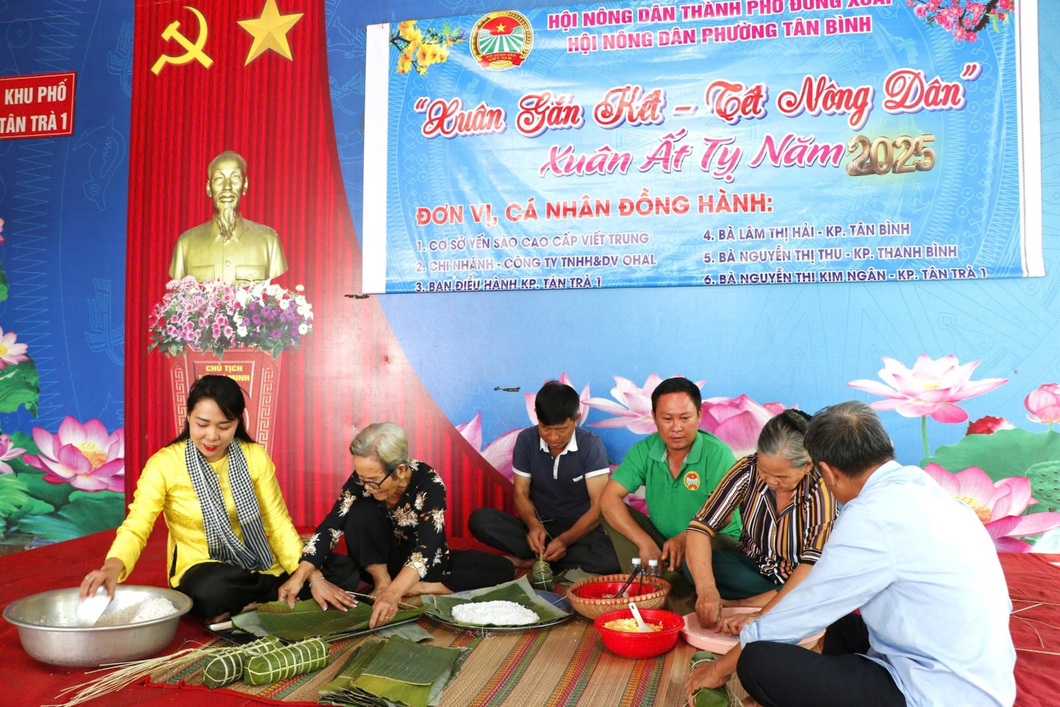 Lãnh đạo HND phường cùng các hội viên nông dân gói bánh tại chương trình Xuân gắn kết - Tết Nông dân năm 2025.